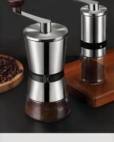 Hand-operated bean grinder